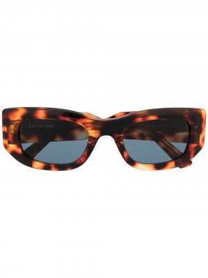 Солнцезащитные очки в массивной квадратной оправе Balenciaga Eyewear. Цвет: коричневый