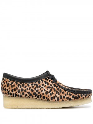 Туфли Wallabee с леопардовым принтом Clarks Originals. Цвет: коричневый