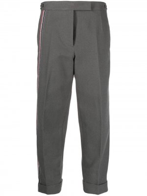 Укороченные брюки с полосками RWB Thom Browne. Цвет: серый
