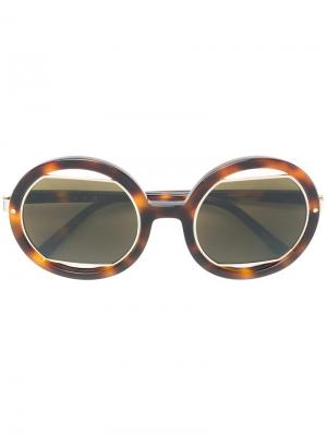 Солнцезащитные очки в массивной круглой оправе Marni Eyewear. Цвет: коричневый