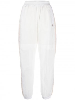 Спортивные брюки из джерси adidas. Цвет: белый