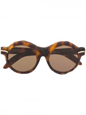 Солнцезащитные очки в фактурной оправе черепаховой расцветки Kuboraum. Цвет: коричневый