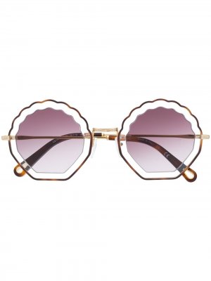 Солнцезащитные очки в круглой оправе с фестонами Chloé Eyewear. Цвет: коричневый
