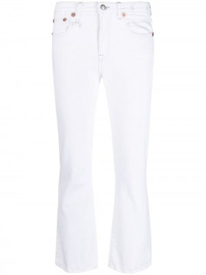 Расклешенные укороченные джинсы R13. Цвет: белый
