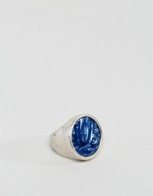 Серебристое кольцо-печатка с синим камнем ASOS. Цвет: серебряный