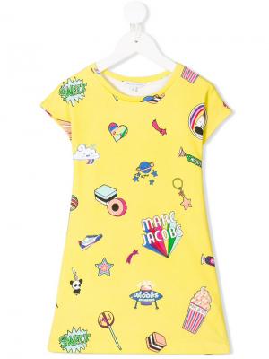 Платье-футболка с комбинированным принтом Little Marc Jacobs. Цвет: желтый