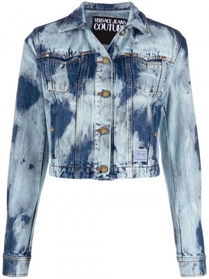 Укороченная куртка из вареного денима Versace Jeans Couture. Цвет: синий