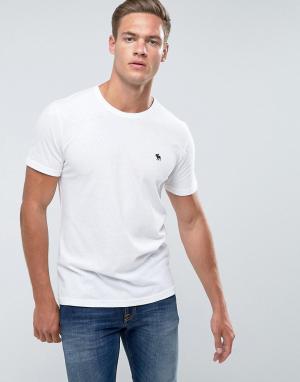 Белая облегающая футболка с круглым вырезом и логотипом Abercrombie & Fitch. Цвет: белый