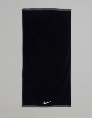 Черное большое полотенце Nike Fundamental ET.17L010 Training. Цвет: черный