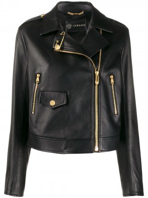 Укороченная байкерская куртка с декоративной булавкой Versace. Цвет: черный