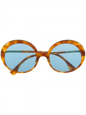 Солнцезащитные очки в круглой оправе черепаховой расцветки Fendi Eyewear. Цвет: коричневый