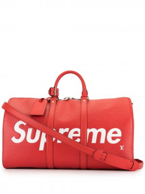 Дорожная сумка Keepall Bandouliere 45 из коллаборации с Supreme pre-owned Louis Vuitton. Цвет: красный