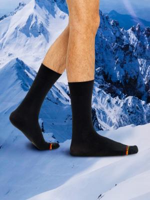 Высокие мужские носки термо черного цвета с желтой и красной полоской Mark Formelle. Цвет: черный