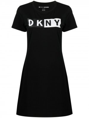 Платье-футболка с логотипом DKNY. Цвет: черный