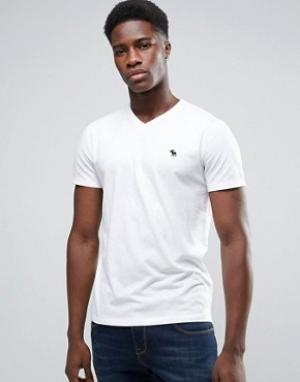 Белая узкая футболка с V-образным вырезом Abercrombie & Fitch. Цвет: белый