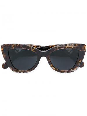 Солнцезащитные очки с логотипами Fendi Eyewear. Цвет: коричневый