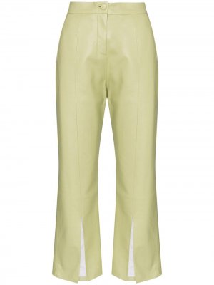 Укороченные расклешенные брюки из искусственной кожи Materiel. Цвет: зеленый