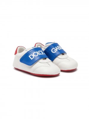Кроссовки с ремешком и логотипом Dolce & Gabbana Kids. Цвет: белый
