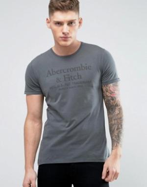 Серая обтягивающая футболка с однотонным принтом Abercrombie & Fitch. Цвет: серый