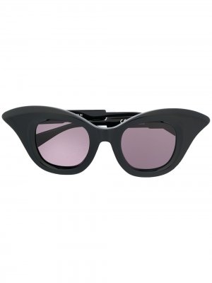 Массивные солнцезащитные очки Kuboraum. Цвет: черный