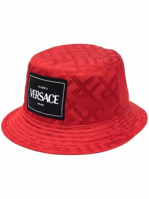 Панама с нашивкой-логотипом Versace. Цвет: красный