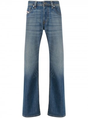 Расклешенные джинсы с эффектом потертости Diesel. Цвет: синий
