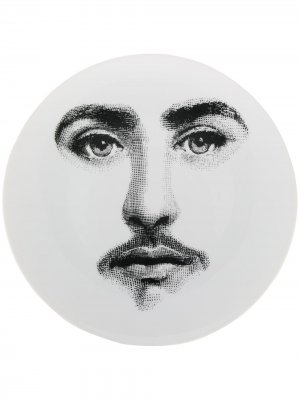 Тарелка с принтом-портретом Fornasetti. Цвет: белый