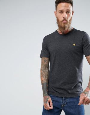 Темно-серая футболка слим с круглым вырезом и логотипом Abercrombie & Fitch. Цвет: серый