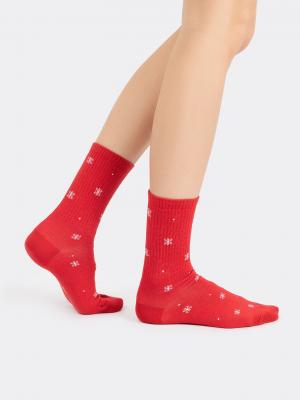 Высокие носки женские в оттенке темно-красный с рисунком виде снежинок Mark Formelle. Цвет: т.красный