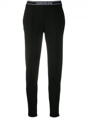 Зауженные брюки с логотипом на поясе Calvin Klein Jeans. Цвет: черный