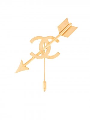 Брошь 1993-го года с логотипом CC Chanel Pre-Owned. Цвет: золотистый