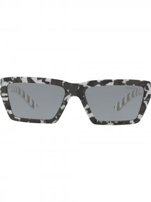 Солнцезащитные очки Disguise с камуфляжным узором Prada Eyewear. Цвет: черный